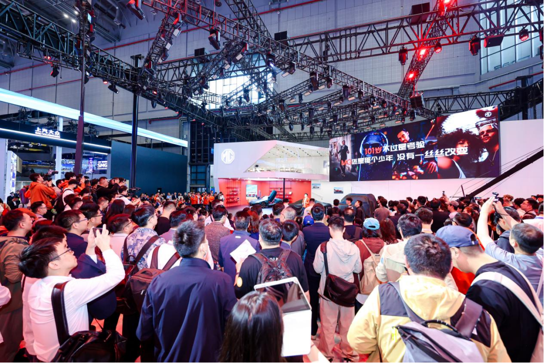 车、方盒子新车齐上阵还和OPPO搞事情新葡京娱乐上海车展MG玩得有点大!跑(图4) 车、方盒子新车齐上阵还和OPPO搞事情新葡京娱乐上海车展MG玩得有点大!跑(图4)