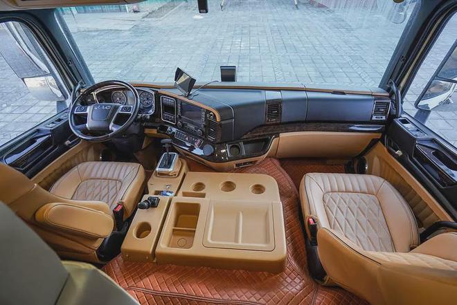 全时四驱!实拍大陆G450江淮重卡房车澳门新葡京app6人住宿+24度电+(图11) 全时四驱!实拍大陆G450江淮重卡房车澳门新葡京app6人住宿+24度电+(图11)