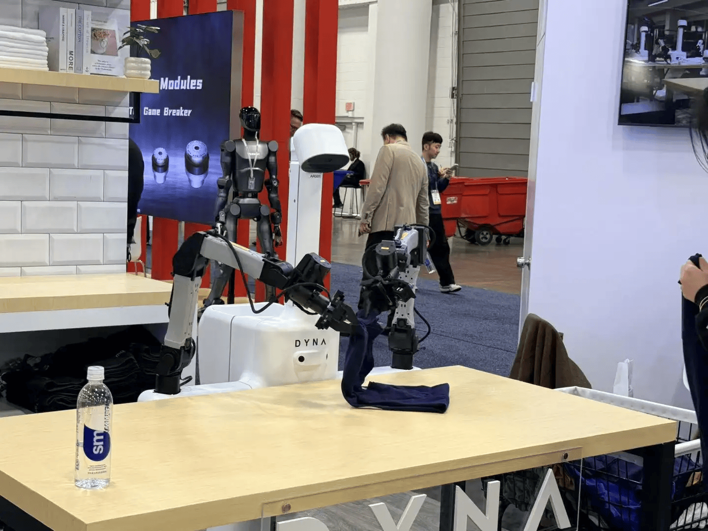 ：9大方向最火中企霸场机器人全明星乱斗澳门新葡京暴走2万步逛CES2026(图14)